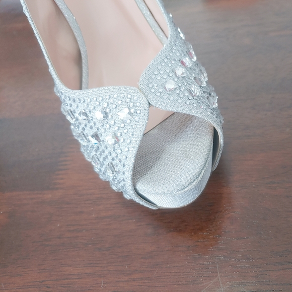 AVAILABLE ONLY IN THE BUNDLE/De Blossom Collection, prom sparkly Heels, size 7.5 - Picture 15 of 16